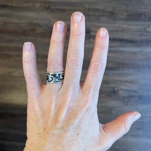 Vintage sterling silver Aztec design band ring - Picture 1 of 5